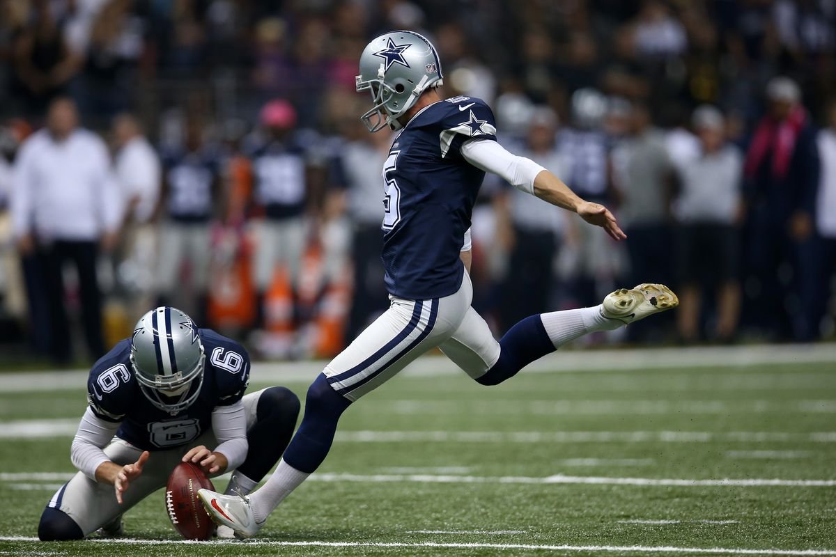 Dan Bailey kicking a field goal.