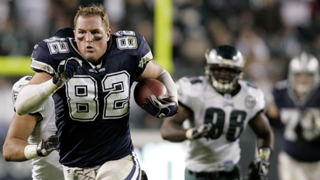 Jason Witten jets down the field, helmetless, for a 53-yard reception after colliding with two Eagles defenders.