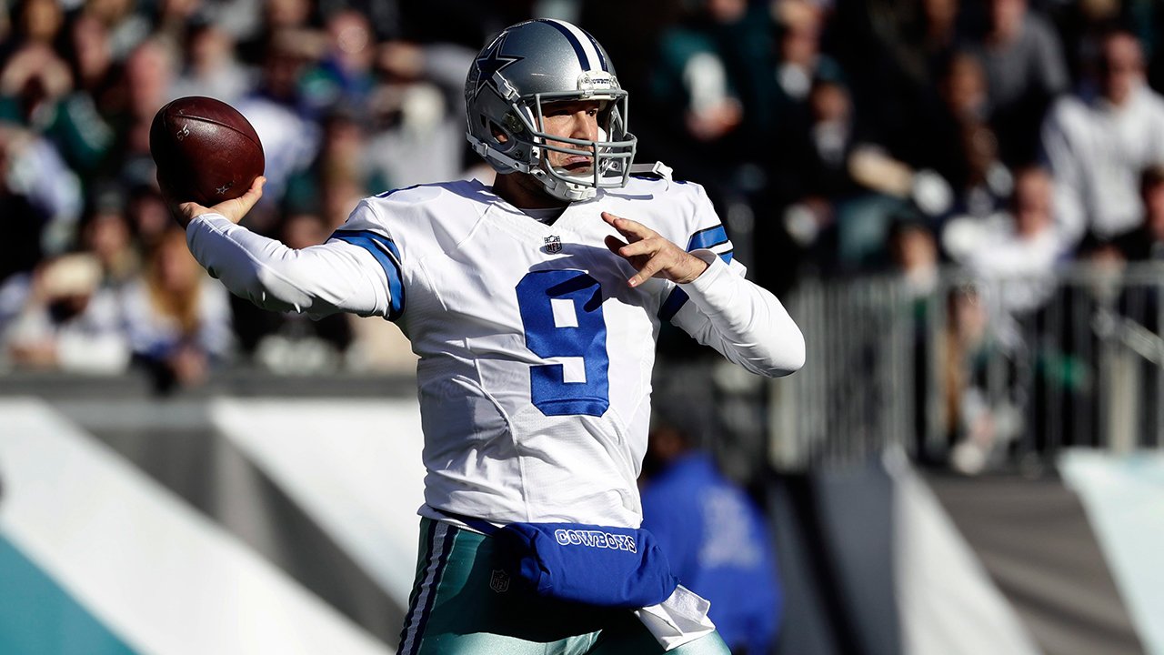 Tony Romo throwing a pass